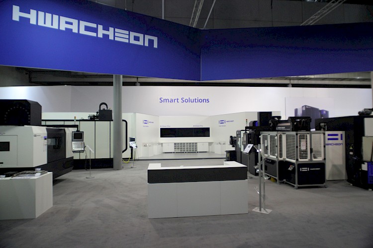 HWACHEON, Messe, Messedesign, Messemanagement, Banner, blau, Maschinen, Maschine, EMO, Hannover, Infotheke